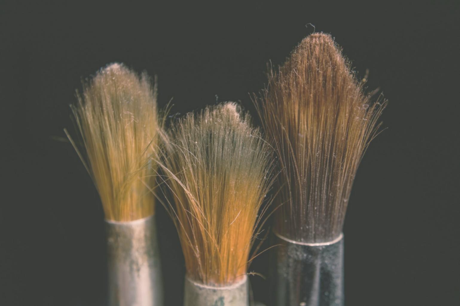 Artista che pratica tecniche di sketching avanzate con matite e carboncino